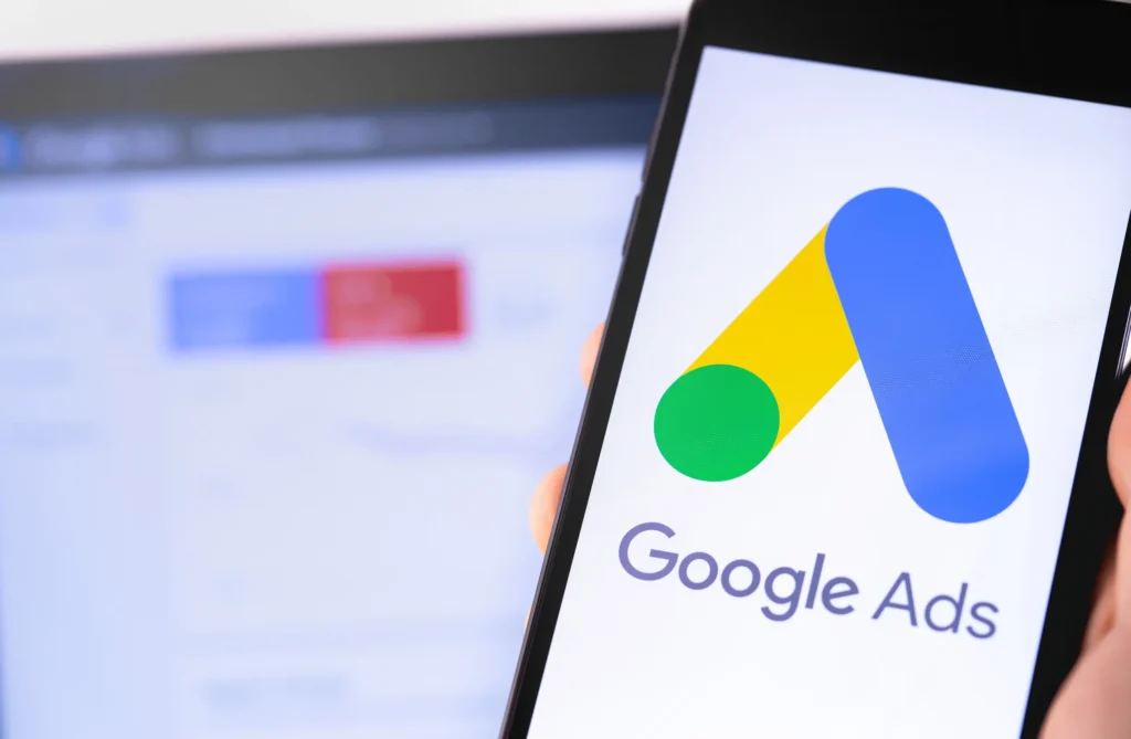 Telefon și laptop cu platforma Google Ads pentru Ce înseamnă