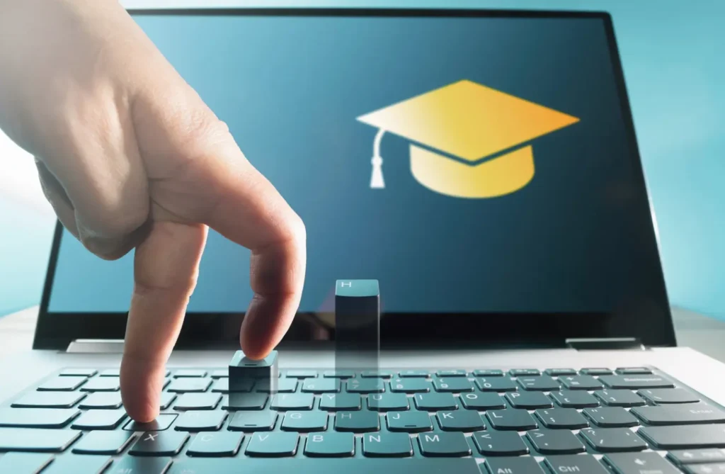 Laptop afișând resurse pentru cursuri SEO gratuite