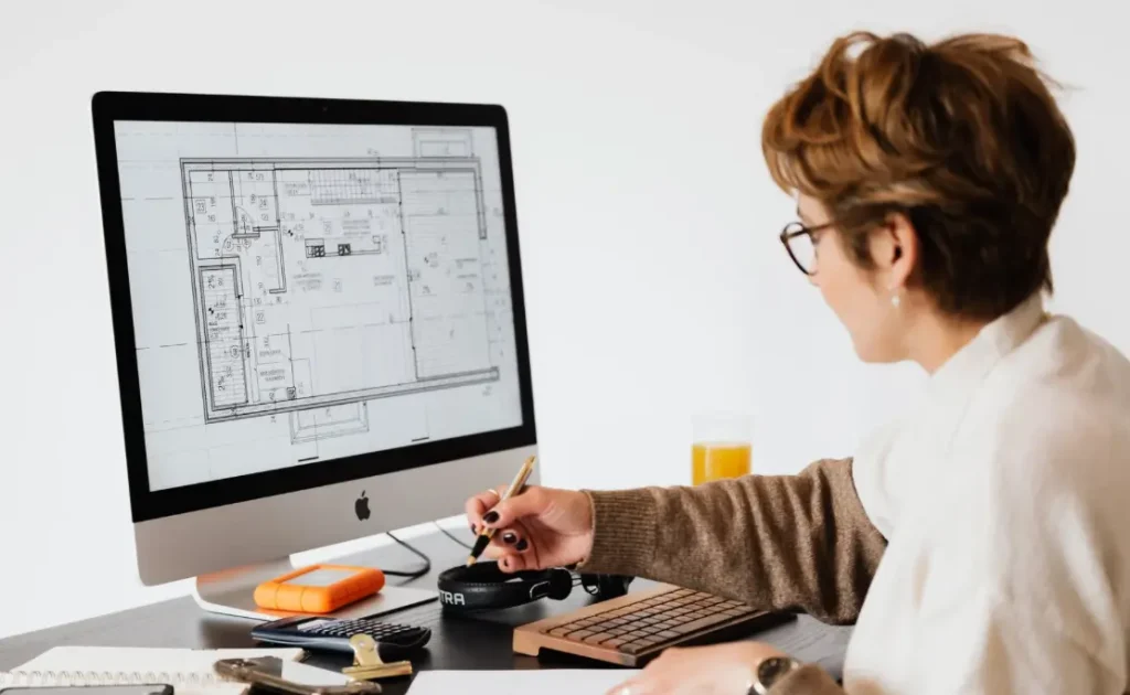 Imagine cu un web developer senior care lucrează la un site web