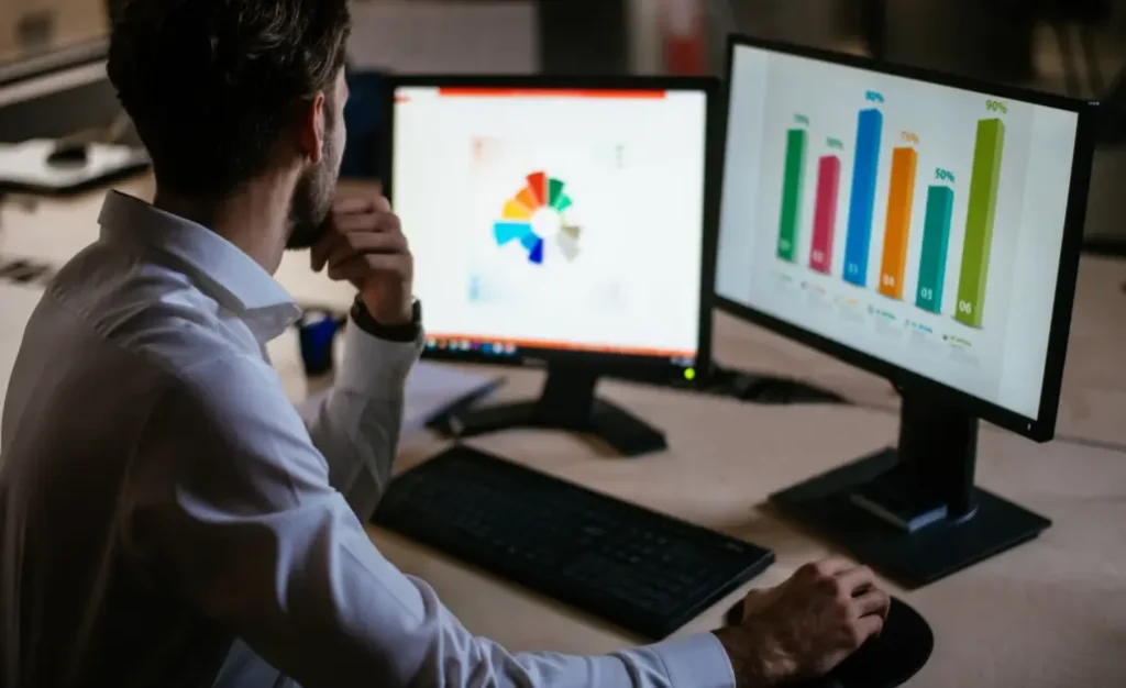 Expert promovare online care lucrează la calculator pentru a optimiza campaniile de marketing.