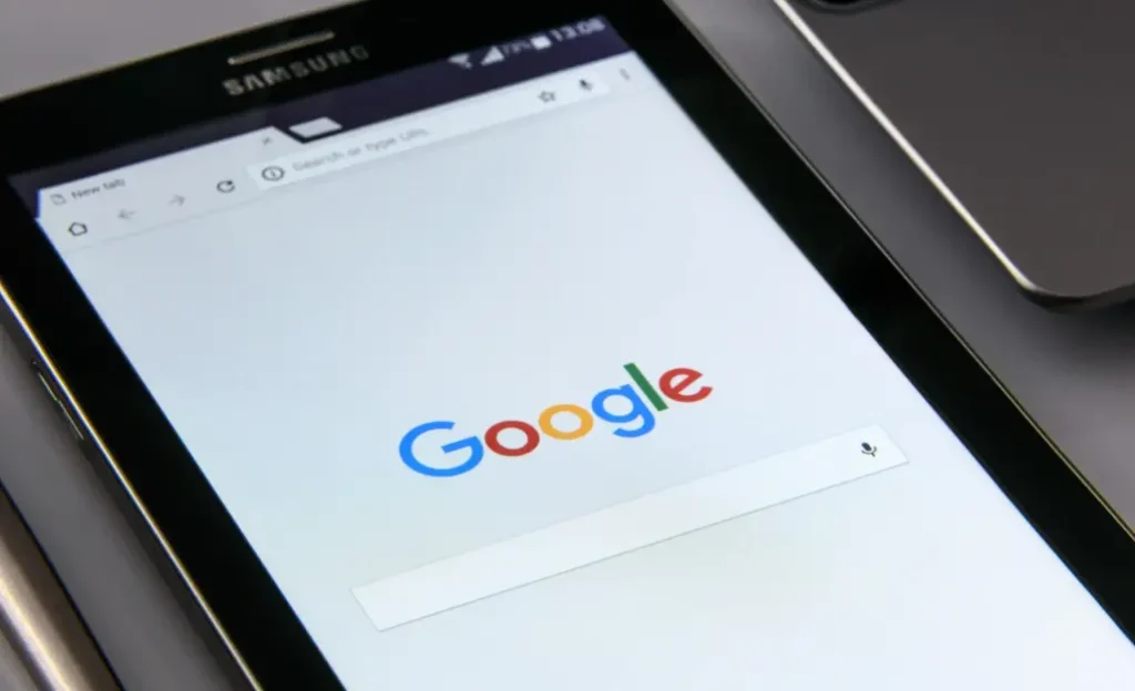 Ecran cu logo servicii promovare Google Ads pentru magazine online și afaceri B2B sau B2C