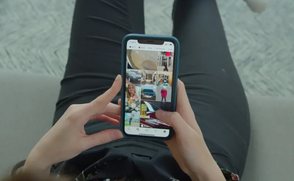 Imagine cu platforma META pe mobil pentru a demonstra eficiența campaniilor cu funnel de vânzare