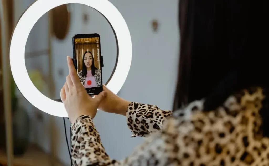 Creator de conținut care se fotografieaza pentru a posta pe platforma META