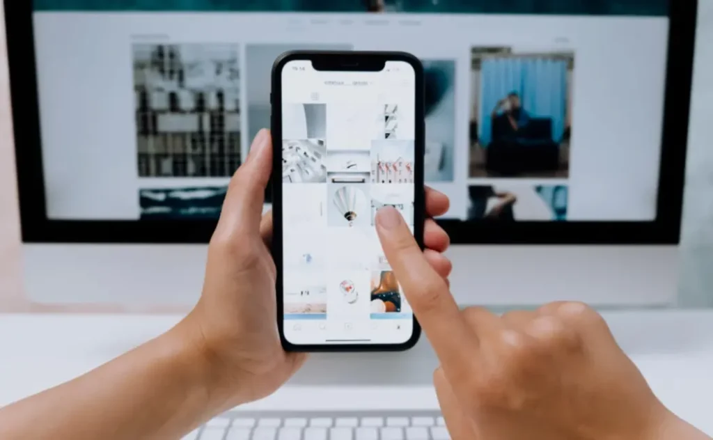 Antreprenor care scrollează pe Instagram întrebându-se cum sa facă promovare Instagram pentru a atrage clienți.