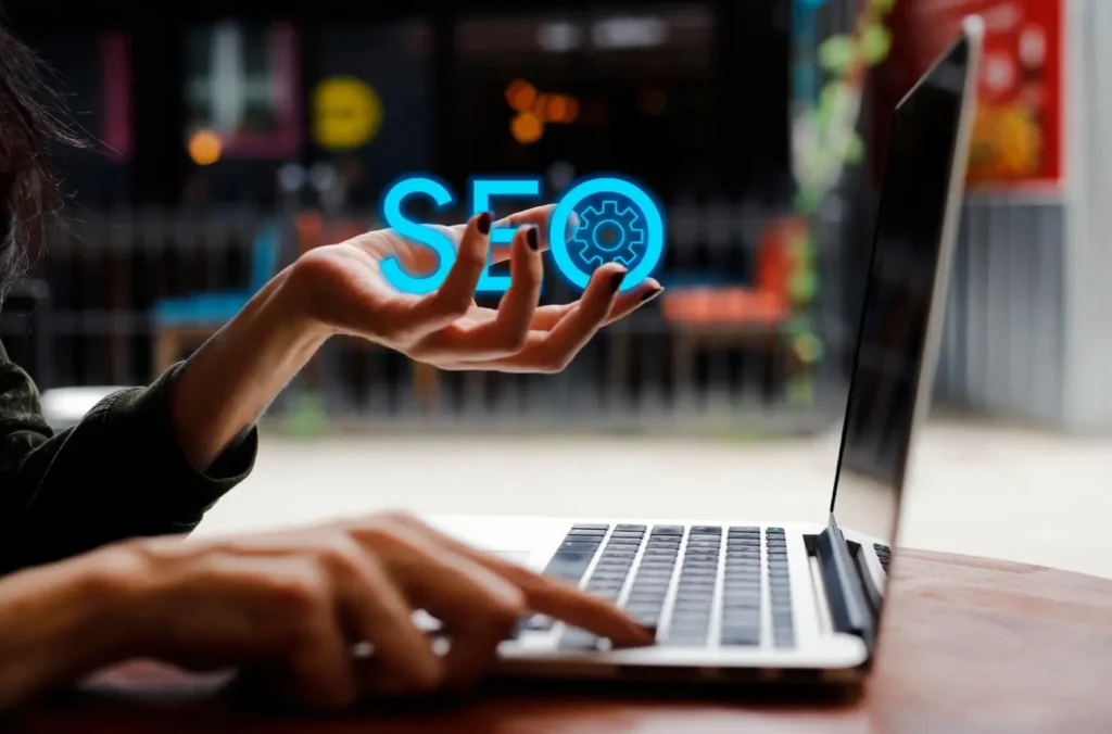 Specialist SEO lucrând la optimizarea unui website.