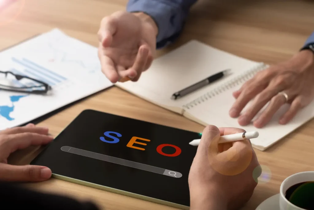 Specialist SEO și client discută despre tarife optimizare SEO